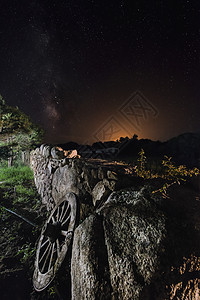 与星空和银河系相伴的农村夜景夜空星光旅游风光科学旅行星系田园天文学风景图片