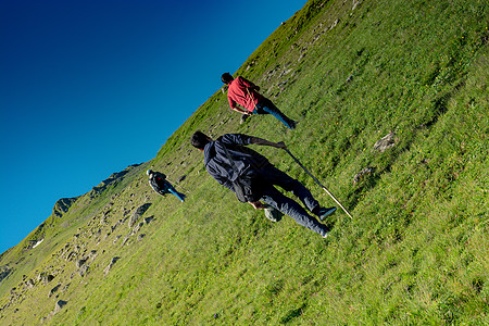 在阿尔特文高原行走的背背包和徒步登山者冒险草原旅游场景季节男人闲暇火鸡两极远足图片