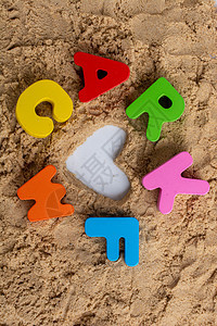 沙子上写着心形和彩色字母字幕智商创造力学生孩子知识训练教学教育课堂图片