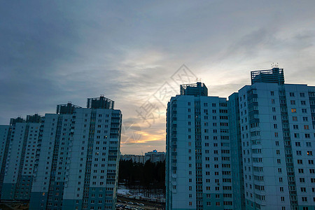 日落在城市的顶楼背景阳光太阳颜色地平线太阳光线建筑天际自然景观天空全景图片