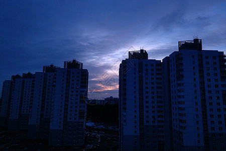 日落在城市的顶楼背景建筑物建筑太阳橙子景观颜色全景晚霞旅行地平线图片