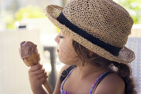 小女孩在夏天吃冰淇淋甜筒孩子乐趣锥体女性巧克力幸福喜悦童年快乐甜点图片