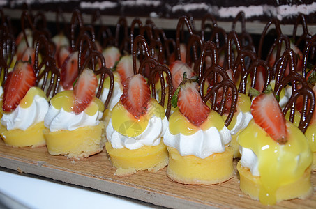 宾馆 餐厅 班格特饭店的美味奶油蛋糕和水果巧克力酒店乐趣软糖食物纪念日盘子婚礼餐饮假期图片