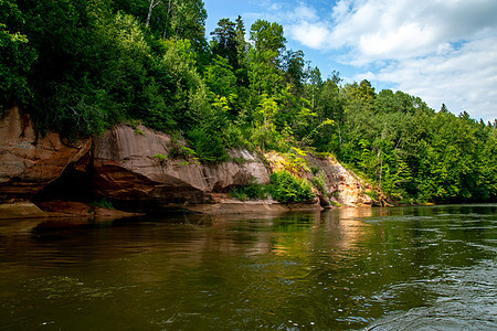 拉脱维亚有河流 悬崖和森林的景观公园旅行岩石地标荒野树木假期反射旅游溪流图片