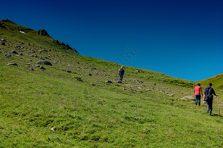 在阿尔特文高原行走的背背包和徒步登山者朋友们场景远足者草地远足两极火鸡草原冒险团体图片