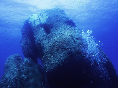 深沉在海中的巨大岩石背景风景潜水植物冒险液体水族馆气泡海景海洋图片