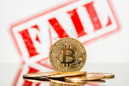Bitcoin 和 FAIL 在背景中的字母 价格下跌概念金融硬币破产金子贸易矿业网络银行业密码学交换图片