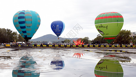 从反射池中起飞的大热气球喷发节日航班闲暇反射飞行员运输旅行空气议会建筑图片