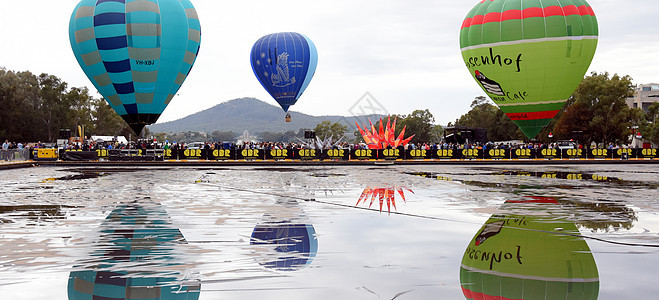 从反射池中起飞的大热气球喷发节日发射柳条漂浮运动运输旅行篮子飞行员气氛图片