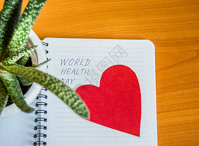 Flatlay是世界卫生日笔记本和红心的顶端视图 模糊地聚焦于援助者 保护了心脏图片