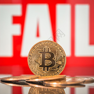 Bitcoin 和 FAIL 在背景中的字母 价格下跌概念金子网络货币贸易气泡银行业经济银行区块链商业图片