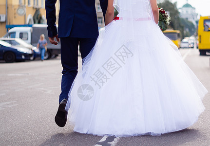 新娘和新郎在城市的路上行走时手牵手 婚礼详情详细介绍图片