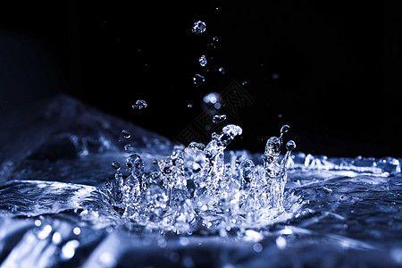 水滴飞溅在声膜上 空气中有很多水滴 高频声波 水云小滴 冻结的时间拍摄气泡圆圈运动波纹蓝色液体流动宏观活力雨滴图片