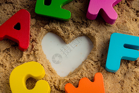 沙子上写着心形和彩色字母孩子知识公司课堂联盟字幕拼写训练文章教育学图片