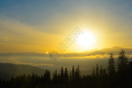 乌克兰喀尔巴阡山脉的日出 太阳在乌克兰最高点胡佛拉山上空升起旅行日落薄雾森林蓝色高山季节冒险阳光龙虾图片