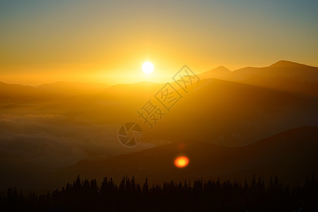 乌克兰喀尔巴阡山脉的日出 太阳在乌克兰最高点胡佛拉山上空升起冒险高山薄雾风景阳光顶峰蓝色爬坡森林季节图片