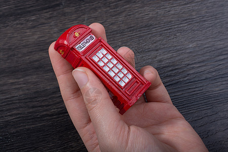 手握红色电话亭英语盒子街道摊位电话地标王国图标艺术旅行图片