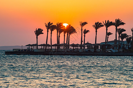 红海上赫哈达半岛的日出日落反射橙子红色天空太阳海洋阳光地平线图片
