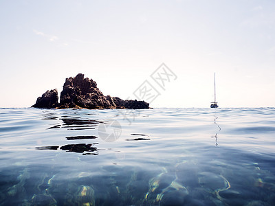 带岩石和船的地中海海景图片