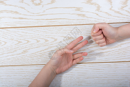 手作石头 纸张 剪刀在木制背景上的手动收藏岩石男人信号手势身体女士木头手指手腕图片