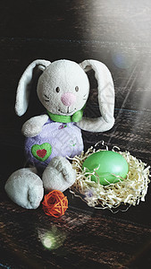 复活节兔子在稻草窝里放鸡蛋桌子蓝色风格横幅庆典派对节日野兔装饰假期图片