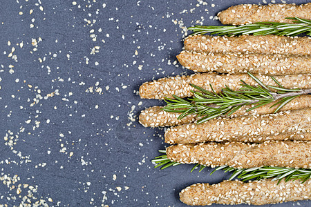 意大利加芝麻和玫瑰药草的意大利格里希尼面包棒b饮食营养盐渍迷迭香小麦食物宏观小吃黑板草本植物图片