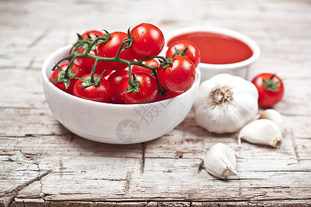 白碗里新鲜西红柿 酱汁和生大蒜乡村农业蔬菜食物木板烹饪红色绿色美食营养图片