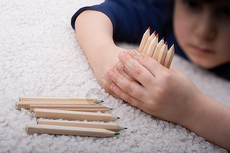 手持彩色铅笔 用于创意思想和概念学校染色光谱蓝色绘画盒子白色教育彩虹插图图片