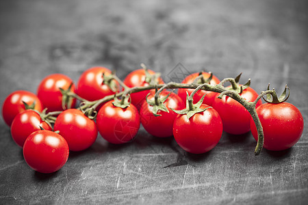 新鲜的有机樱桃西红柿 在黑板上闭合绿色白色黑色食物红色植物木板团体营养蔬菜图片