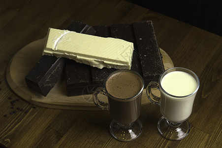桌子上准备的模制巧克力和牛奶饮料烹饪巧克力谷物厨房小吃面粉别针肉桂紫色生活图片