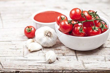 白碗里新鲜西红柿 酱汁和生大蒜美食营养绿色红色农业蔬菜木板白色植物饮食图片