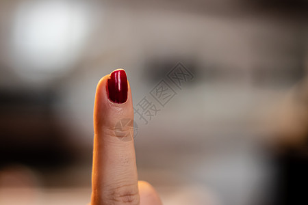 用红指甲油拍女人手指的特写镜头 - 背角图片