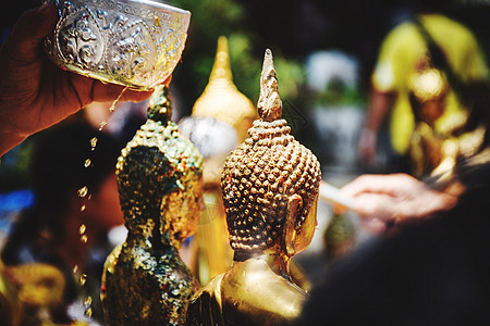 泰国浴佛文化寺庙假期雕像节日衬衫国家花环宗教传统图片