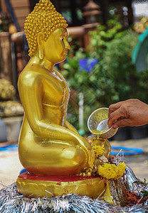 泰国浴佛传统花环祝福节日假期国家宗教仪式男人雕像图片