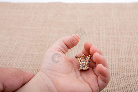 手握珍珠的模范王冠君主团队指导奢华竞赛商务楼梯版税国王人士图片