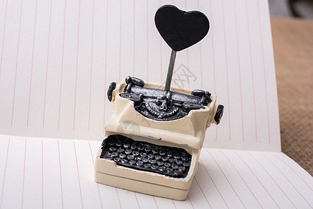 纸面重交的小型打字机模型白色技术模拟图片