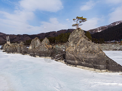 冬季的卡吞快山河旅行远足小路天空牙齿草地顶峰河流风景森林图片