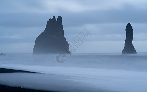 欧洲冰岛维克附近的雷尼斯法拉海浪支撑农村冲浪天空旅行海岸线旅游风景目的地图片