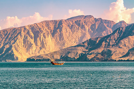 阿曼湾峡湾的海 游艇 岩石海岸海景阳光巡航天际海洋峡湾蓝色地平线海岸线天空图片