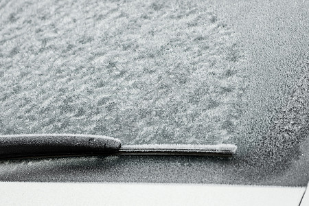 一辆汽车的挡风玻璃擦拭器 在冬天完全冰冻冰晶金属运输冻结白色冰柱车辆窗户冰镇发动机图片