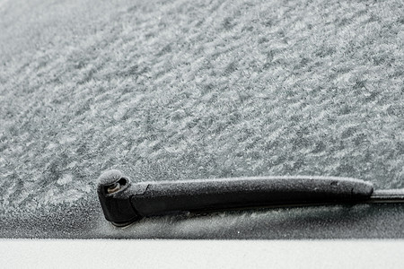 一辆汽车的挡风玻璃擦拭器 在冬天完全冰冻天气冰镇门把手冰柱冰晶车辆冻结季节窗户发动机图片