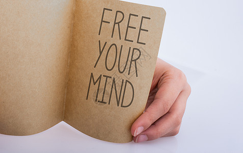 手拿着一张贴有标签的纸 解放你的心灵心态解决方案写作笔记纸备忘录压力头脑动机创新自由图片