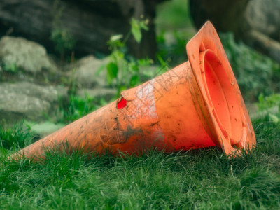 草地上的橙色交通锥说谎警告塑料街道工作花园安全危险训练公园图片