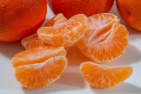 在白色盘子上 剥了几个整条熟熟的橘子果汁柑桔热带水果美食橘味饮食团体生物食物图片