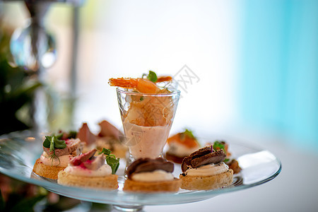 虾沙拉和三明治在盘子里玻璃零食食欲餐厅食物海鲜营养商业服务纪念日图片