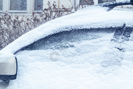 城市降雪 车里有部分被雪覆盖天气气候越野发动机风暴下雪季节汽车雪堆风险图片