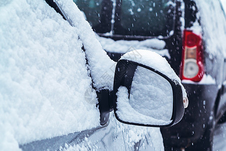 城市降雪 车里有部分被雪覆盖驾驶天气冻结风险运输雪堆漂移越野下雪危险图片