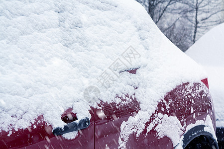 城市降雪 车里有部分被雪覆盖冻结汽车天气街道下雪温度越野漂移风险驾驶图片