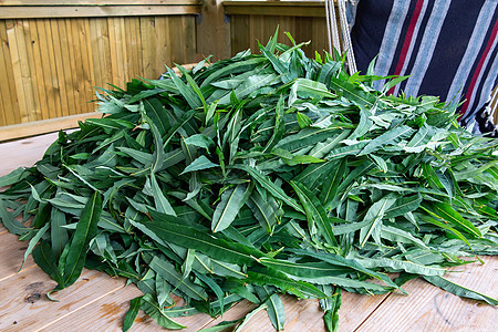 制作传统俄罗斯Koporsky茶叶的原材料 也称为伊万茶Ivan Tea木板维生素植物收获花草药品治疗材料收集烘干图片