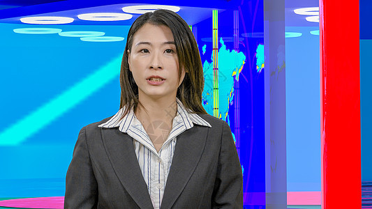 虚拟电视演播室的亚洲女新闻主播女士亚裔居住播送主持人记者广播工作室女性监视器微笑图片